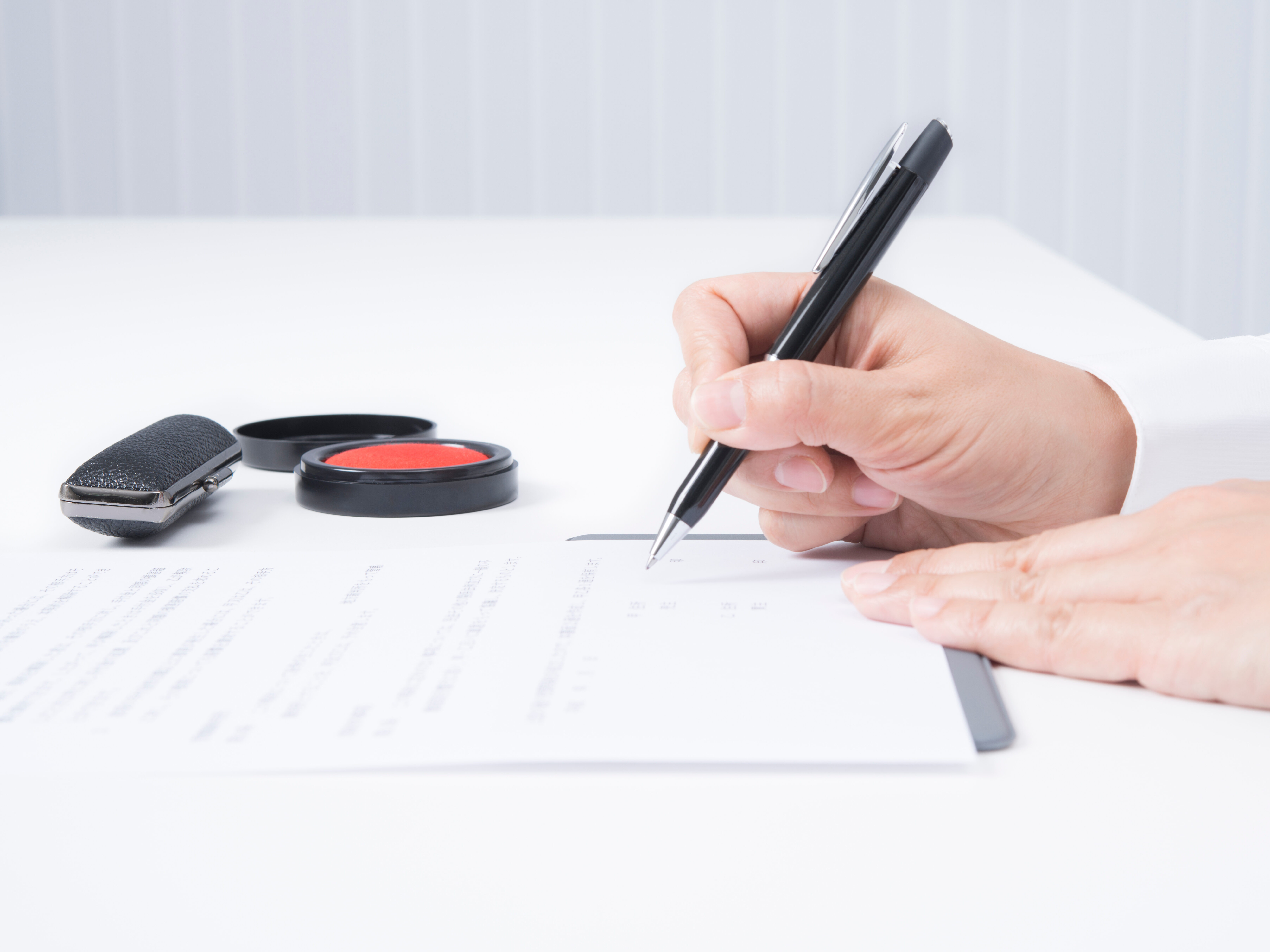 契約書にサインをする女性