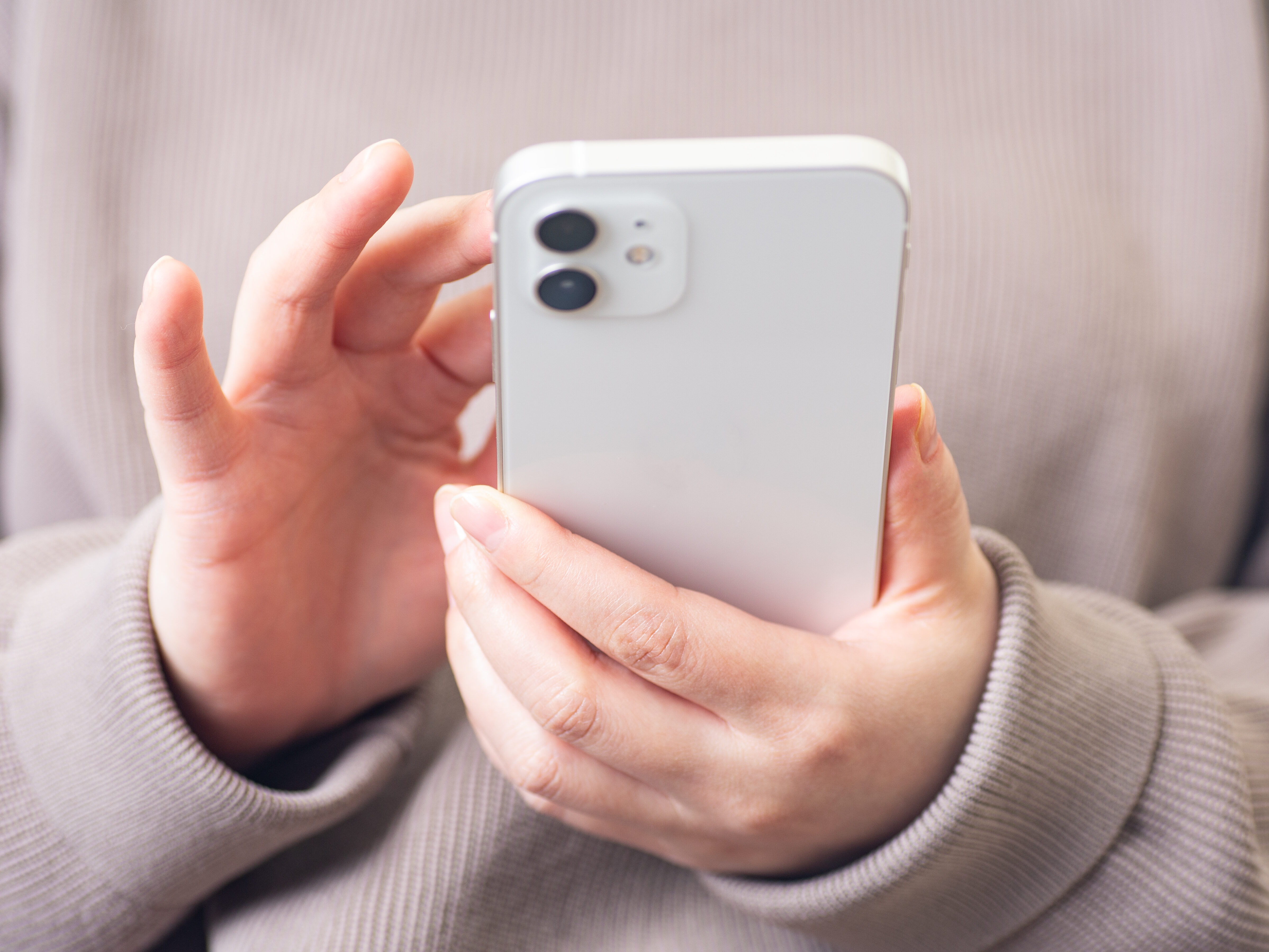 スマホを操作する女性イメージ01